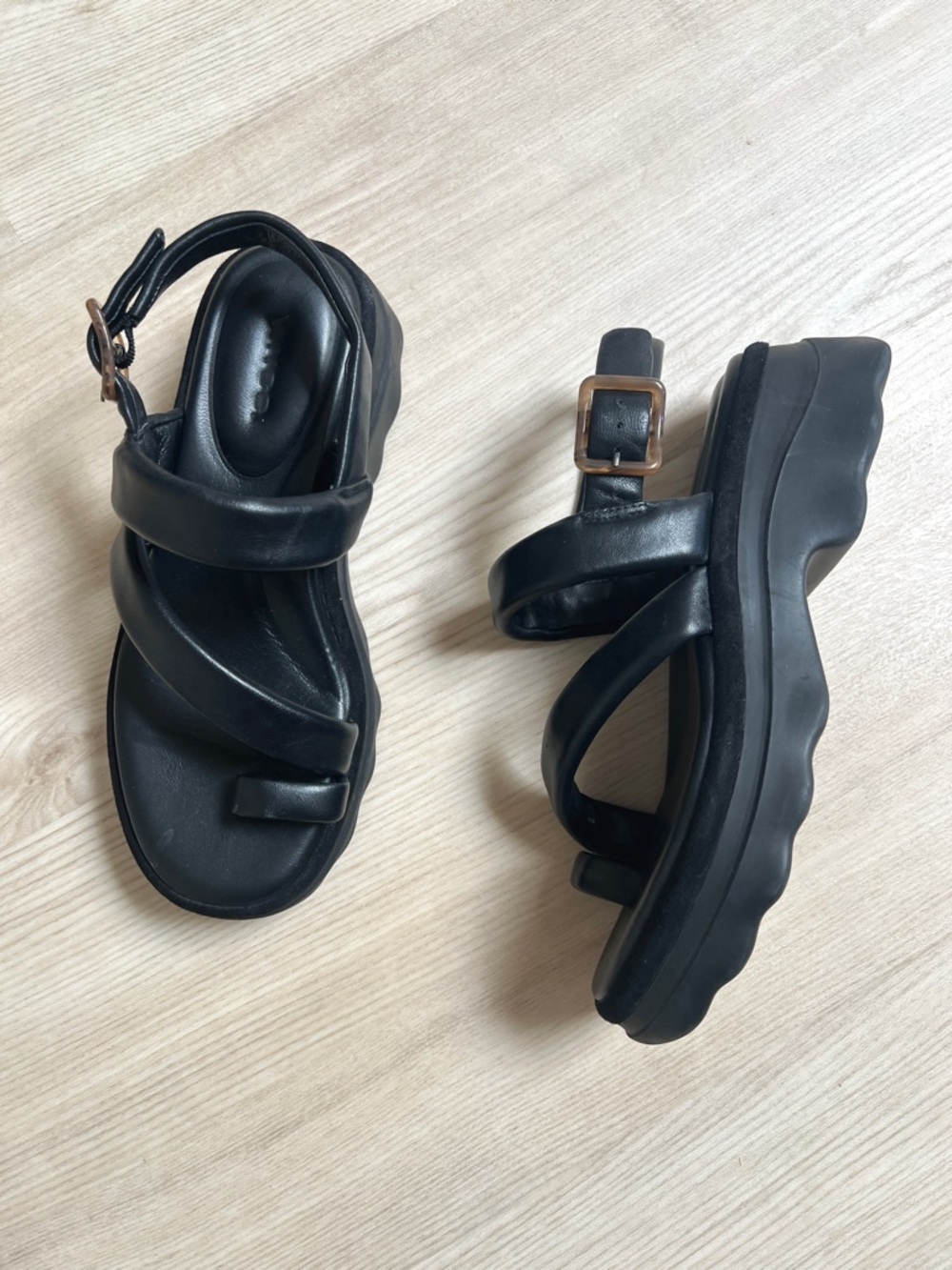VINCE black santa cruz puffy sandals minimalist neutral / size 7